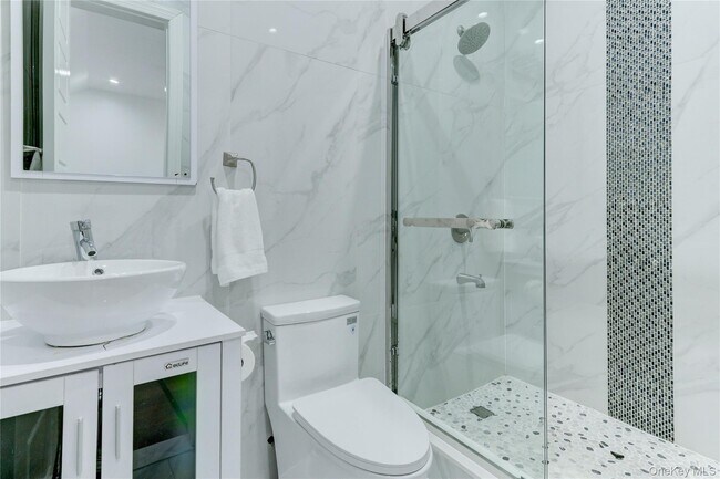 Building Photo - 120 Majestic Dr