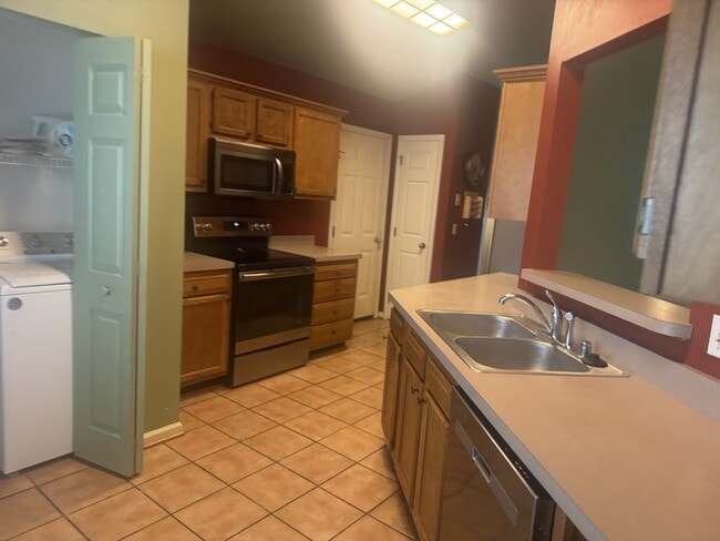 Building Photo - 916 Palomino Ln