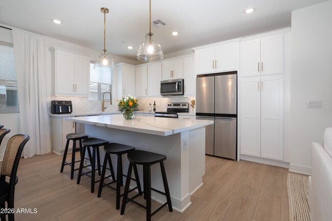 Building Photo - 2121 W Sonoran Desert Dr