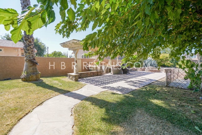 Building Photo - Charming 3-Bedroom Haven with 2 Full Baths...