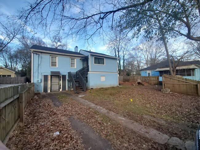 Courtyard and Parking area - 1665 Neely Ave