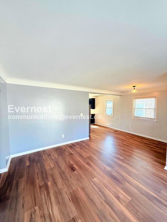 Building Photo - 3 Bed/1 Bath Home with Fenced Yard / Pet-Friendly / Vouchers Accepted / Available Now!