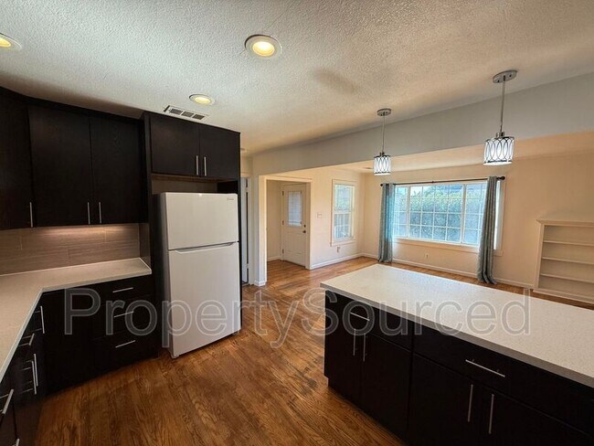 Building Photo - 221 N Lincoln Ave