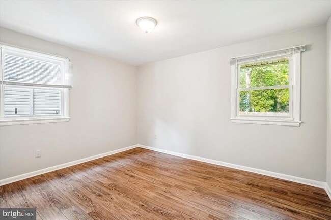 Building Photo - 224 N Van Buren St