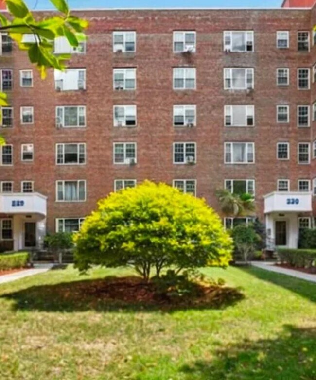 Building Photo - 230 Pelham Rd