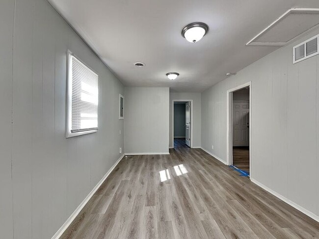 Building Photo - 6104 E 148th St