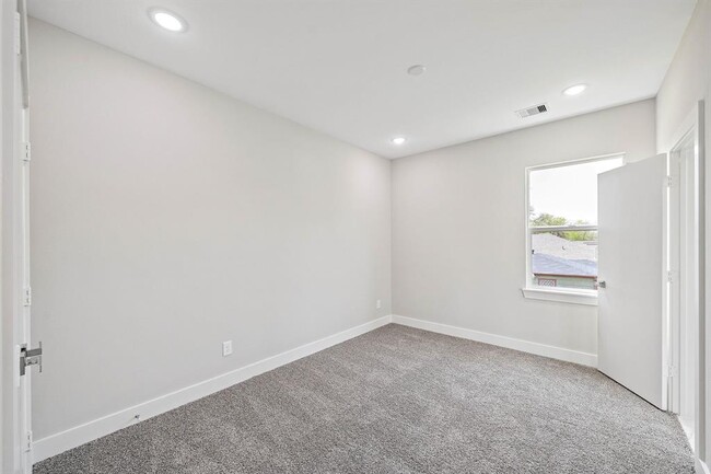 Building Photo - 4536 Sunflower St