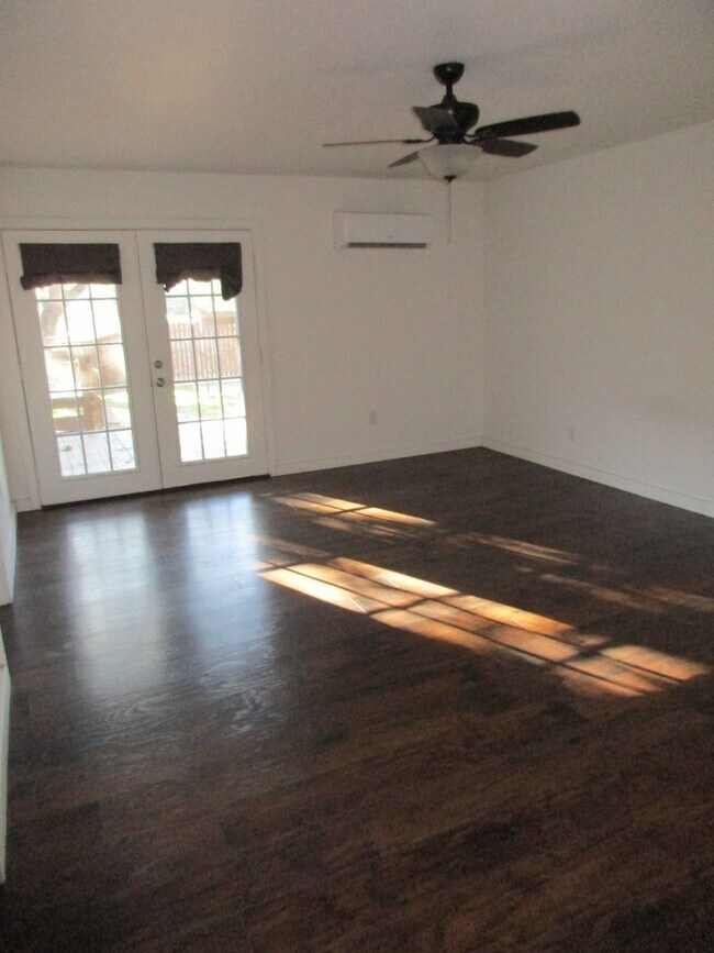 Building Photo - Beautiful 4/3 House for Rent in Lampasas, TX