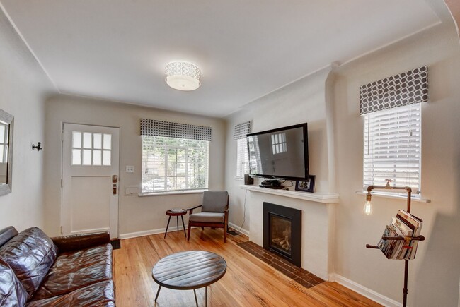 Building Photo - Gorgeous duplex near Cherry Creek!
