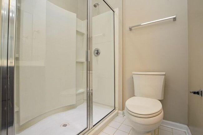 Building Photo - 2-bedroom end-unit w/ Bonus room!