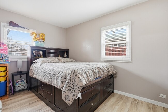 Building Photo - 916 Barthelme Ave