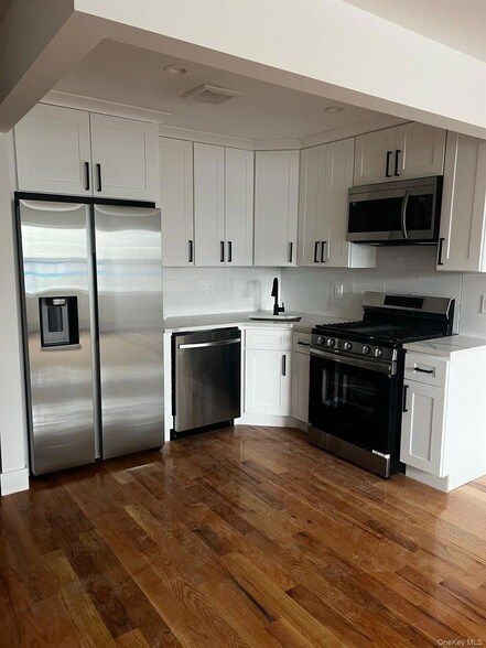 Building Photo - 628 Beach St