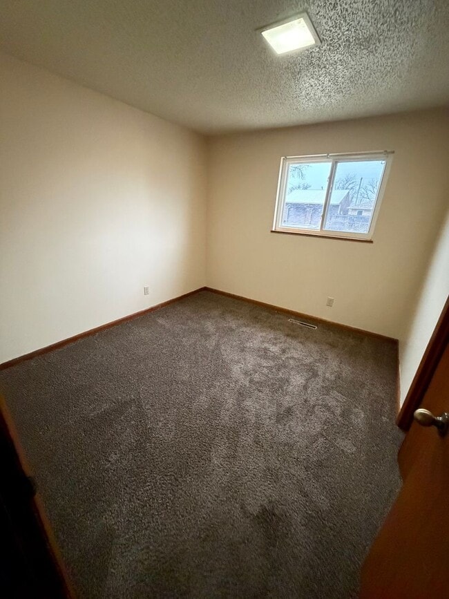 Building Photo - 3 Bedroom, 1 Bathroom House with Garage