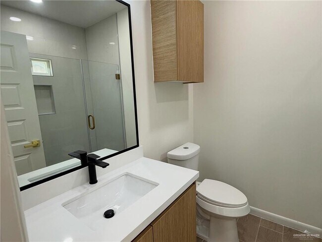 Building Photo - 1302 Rosewood Ln
