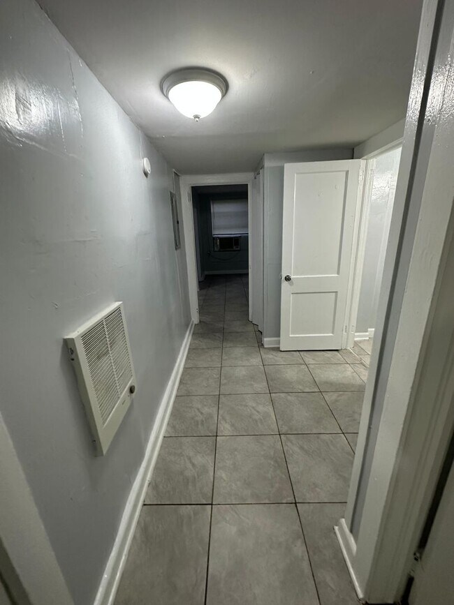 Building Photo - 1923-1925 Ella St