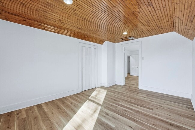 Building Photo - Newly Updated 3-Bedroom Home with Modern U...