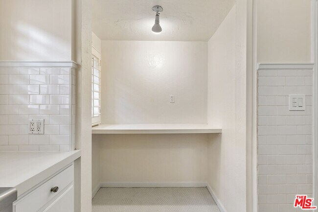 Building Photo - 918 1/2 Serrano Ave