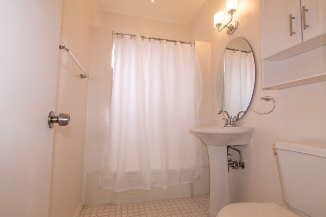 Building Photo - Charming Studio with Mid Century Touches in Ocean Beach/Point Loma !