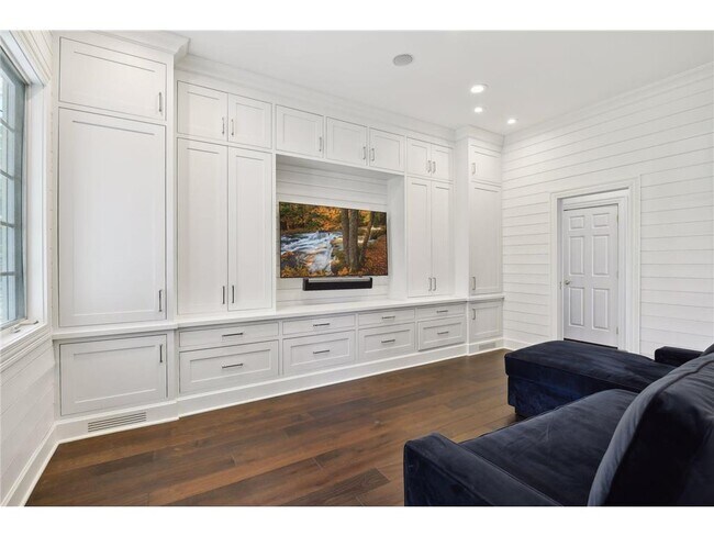 Building Photo - 3115 N Shore Dr