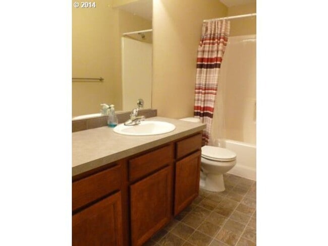 Building Photo - Charming 3 Bedroom 2.5 Bath Townhouse in the St. Johns Area! Garage and Washer & Dryer Provided