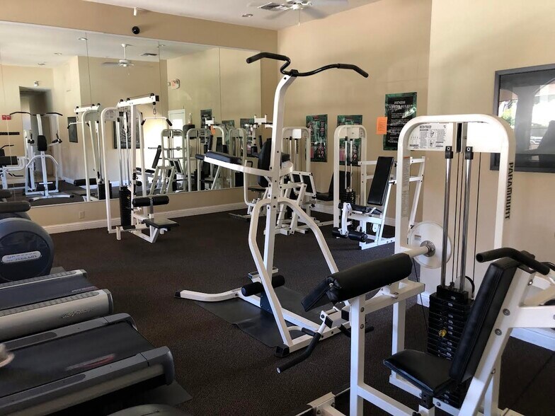 Building Photo - 10001 Woodcreek Oaks Blvd