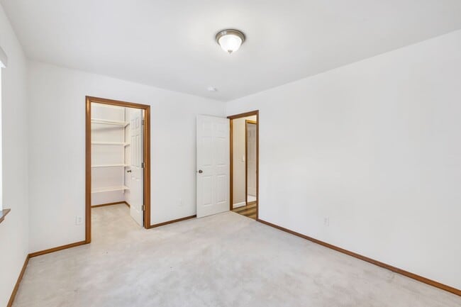 Building Photo - Immaculately maintained rambler in Sammamish with huge yard!!