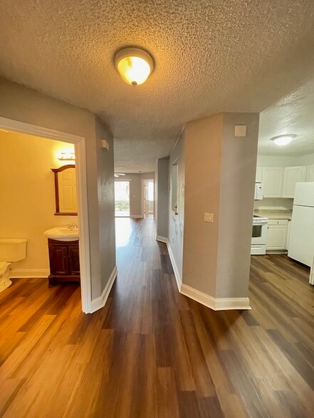 Building Photo - 8832 Coral Palms Ct