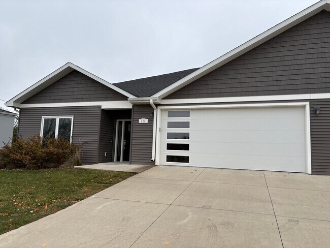 Primary Photo - PRICE REDUCED!!! 4 bed / 3 bath Twinhome for Rent!