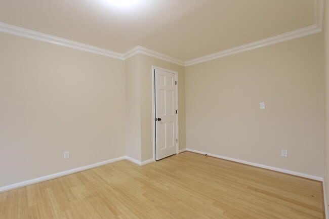 Building Photo - 6 Guild St