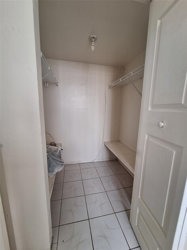 Building Photo - 2821 Somerset Dr