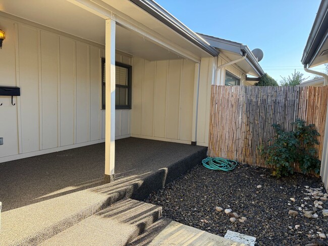 Building Photo - Short term 6 month rental available. 2 bedroom, 2 bath home in Boise!