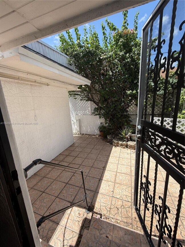Building Photo - 1218 SW 11th Ave