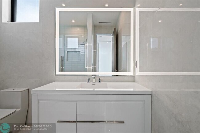 Building Photo - 401 Lido Dr
