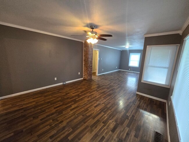 Building Photo - 3 bedroom, large privacy fenced in yard, oversized garage