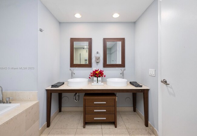 Building Photo - 485 Brickell Ave