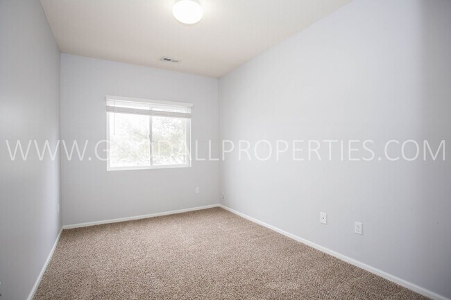 Building Photo - 3-Bedroom, 2-Bath Low-Maintenance Waukee Condo with Garage