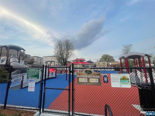 Building Photo - 171 Charles St