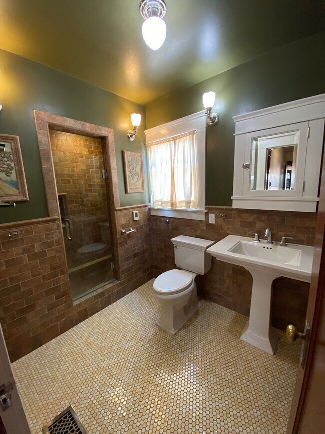 Building Photo - Beautiful Visalia Home Available Now!