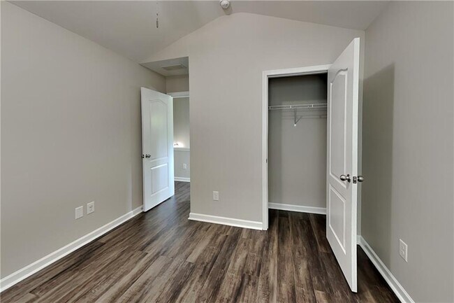 Building Photo - 843 Lobdale Falls Dr
