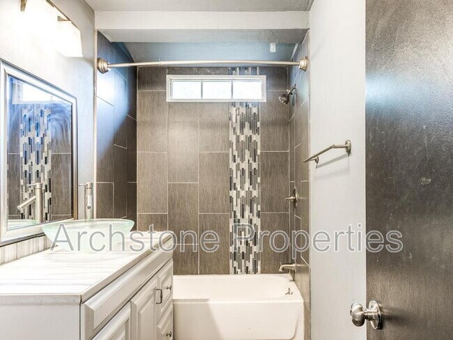 Building Photo - 608 Holoway Dr
