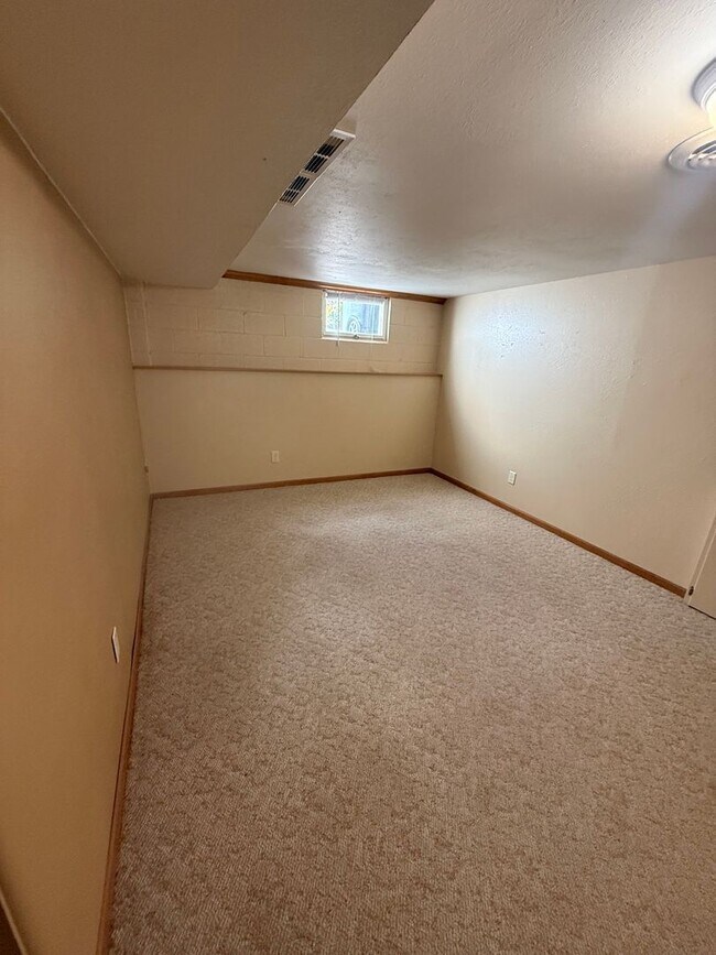 Building Photo - West Side 3 bedroom, 2 bathroom home for rent