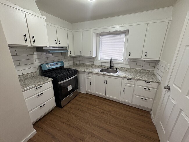 Building Photo - 5708 N Detroit Ave