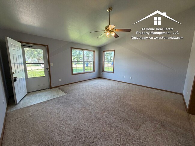 Building Photo - 427–429 Sabre Circle