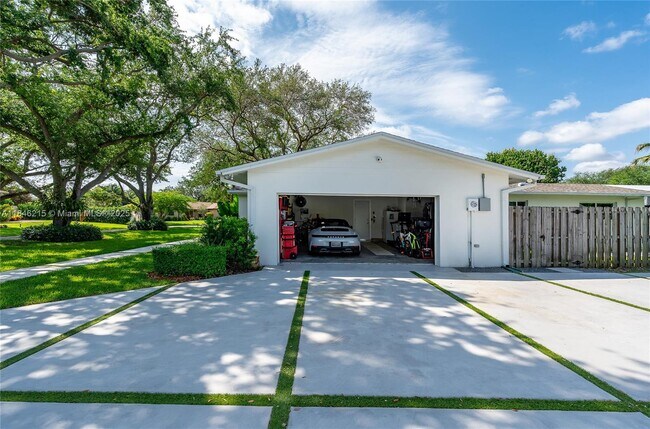 Building Photo - 16650 SW 77th Ct