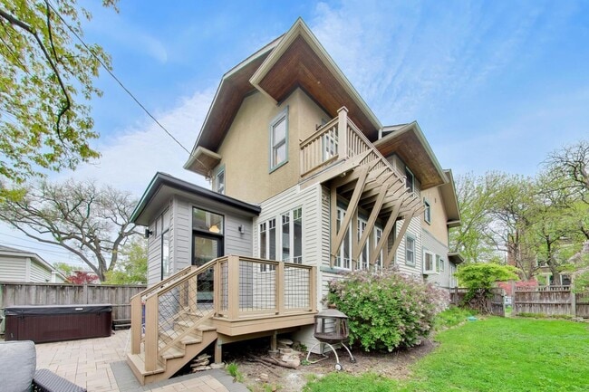 Building Photo - 3926 N Ridgeway Ave