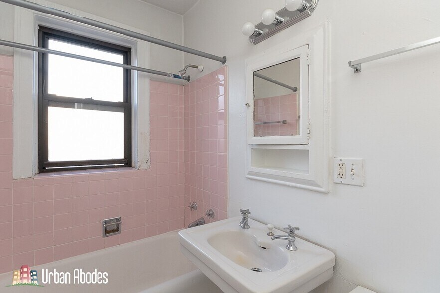Building Photo - 4552 N Damen Ave