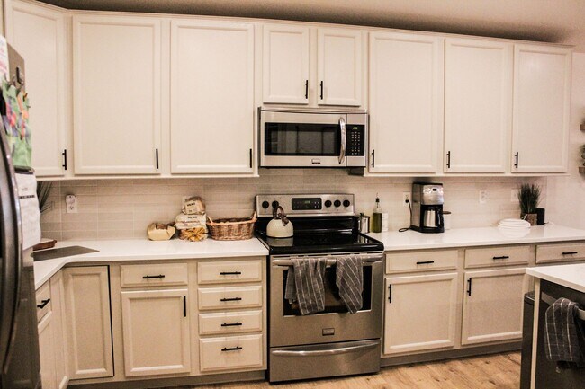 Building Photo - Luxury Ranch-Style Home for Rent in SE For...