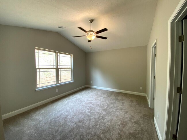 Building Photo - Spacious & Modern Home for Rent - One Leve...