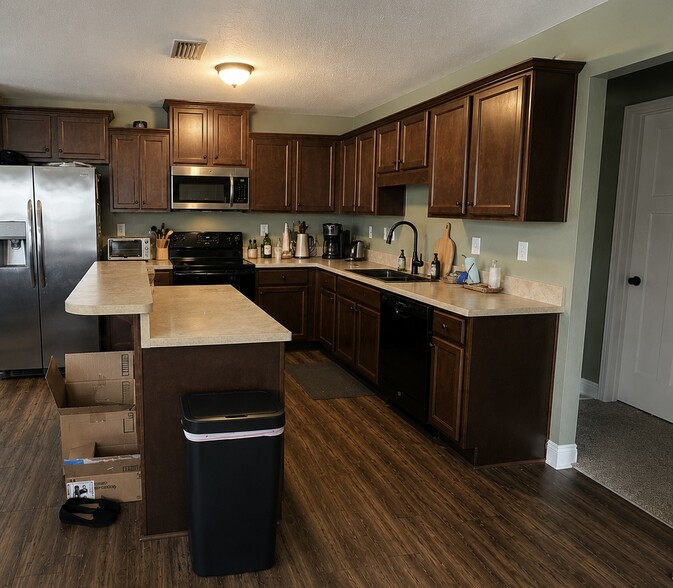 Building Photo - 16833 Avery Ln