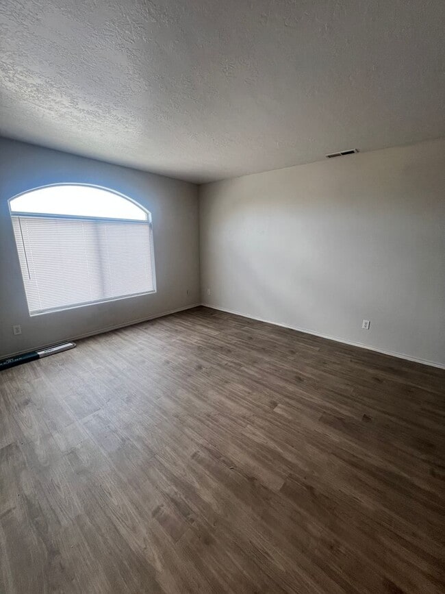 Building Photo - Beautifully refreshed 3 bed 2 bath apartme...